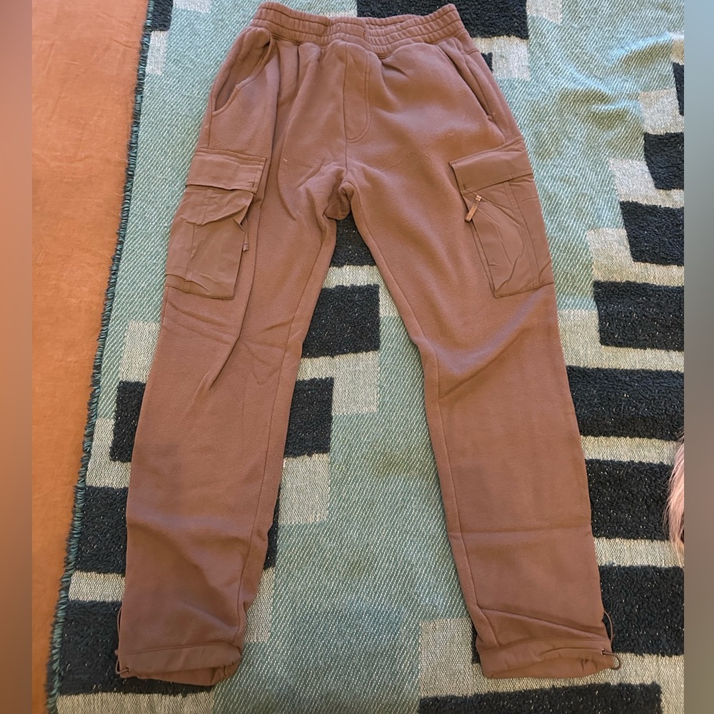 Alo men’s cargo sweatpants with jogger draw cord hem. Dark khaki/grey color